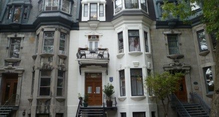 Mount Royal Hotel It Is Completely Surrounded By The City Of Montreal Thinking Staying At A Mount Royal Hotel