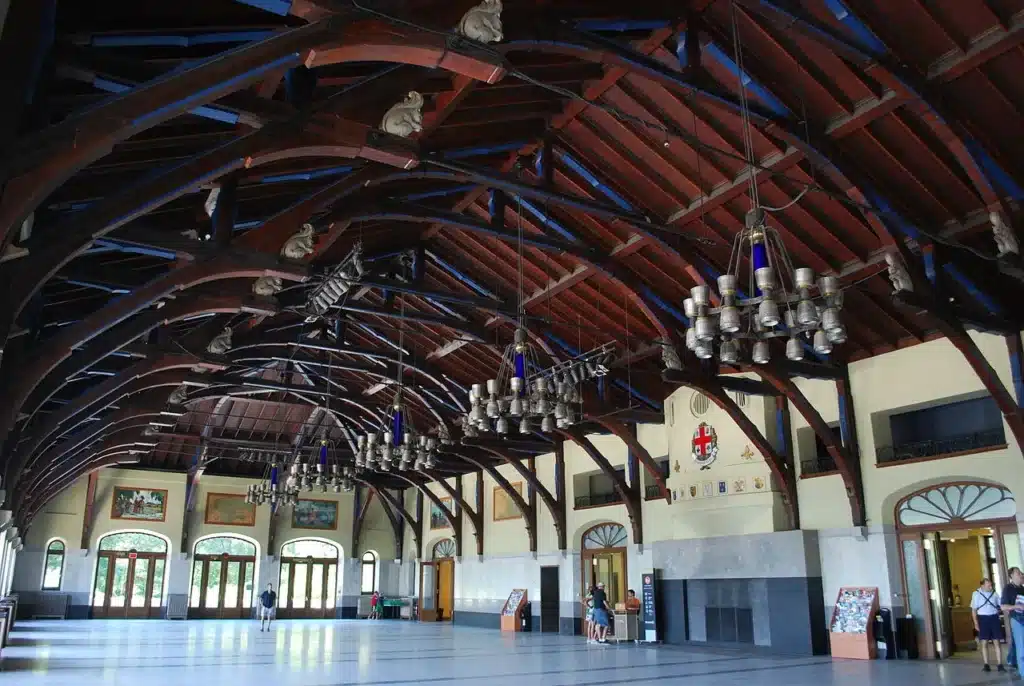 Sculptures d'écureuils en bois au Chalet Mont-Royal